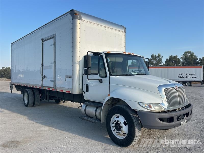 International 4300 Camiones con caja de remolque