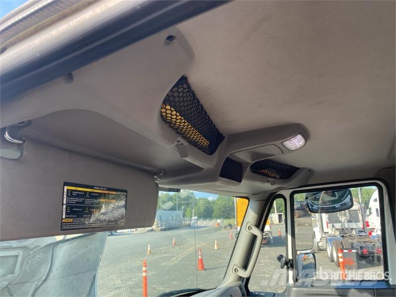 International 4300 شاحنات ذات هيكل صندوقي