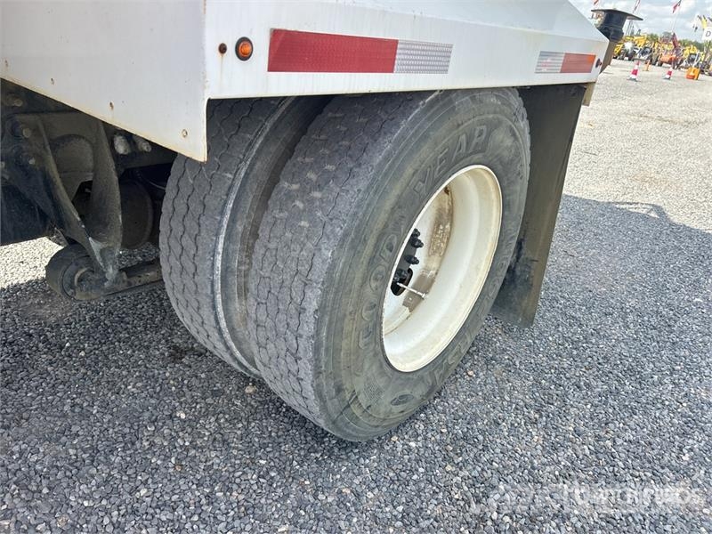 International 4300 Wassertanker
