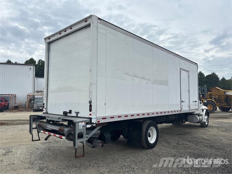 International 4300 شاحنات ذات هيكل صندوقي