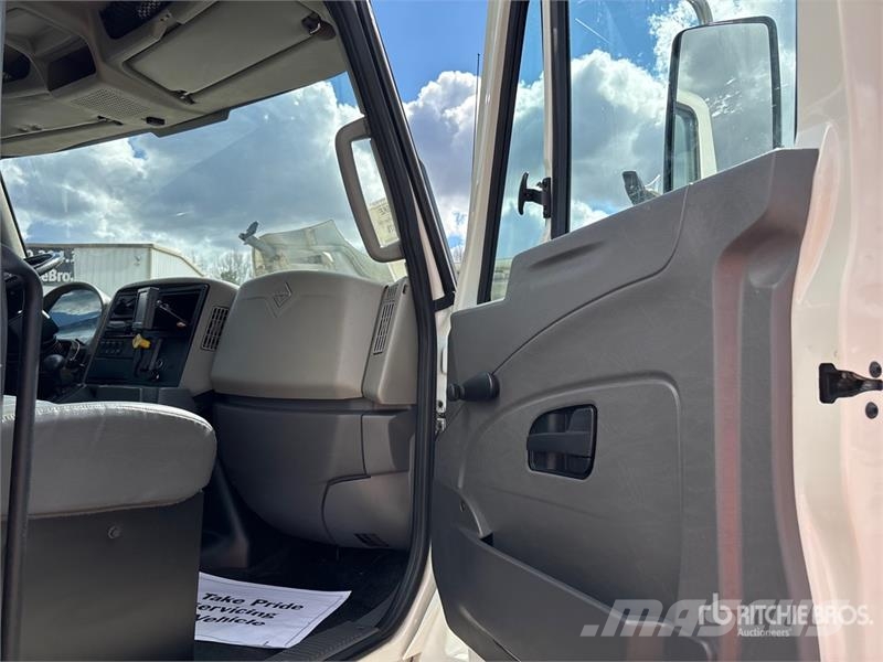 International 4300 Umpikorikuorma-autot