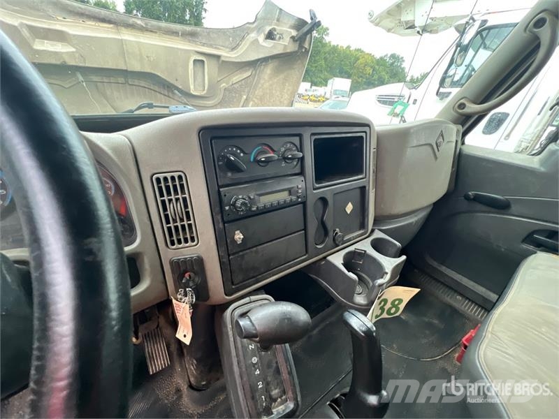 International 4300 4x2 Crew Cab Flatbed Truck Tovornjaki s kesonom/platojem