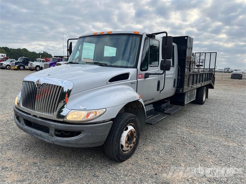 International 4300 4x2 Crew Cab Flatbed Truck Tovornjaki s kesonom/platojem