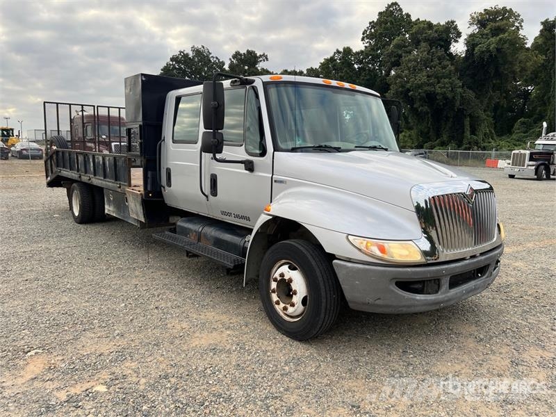 International 4300 4x2 Crew Cab Flatbed Truck Tovornjaki s kesonom/platojem