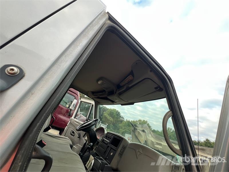 International 4300 4x2 Crew Cab Flatbed Truck Tovornjaki s kesonom/platojem