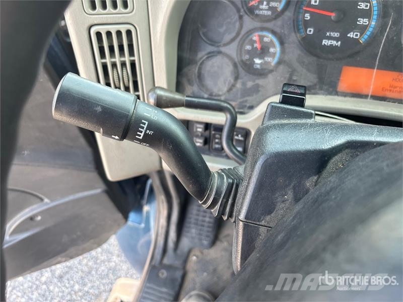 International 4300 4x2 Flatbed Truck Грузовики-платформы/боковая разгрузка