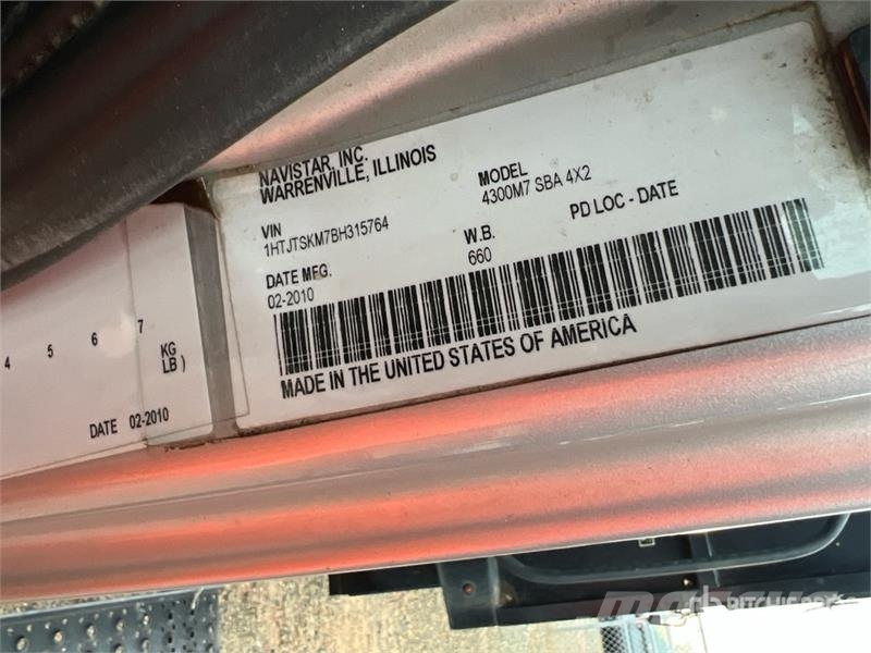 International 4300 4x2 Crew Cab Flatbed Truck Tovornjaki s kesonom/platojem