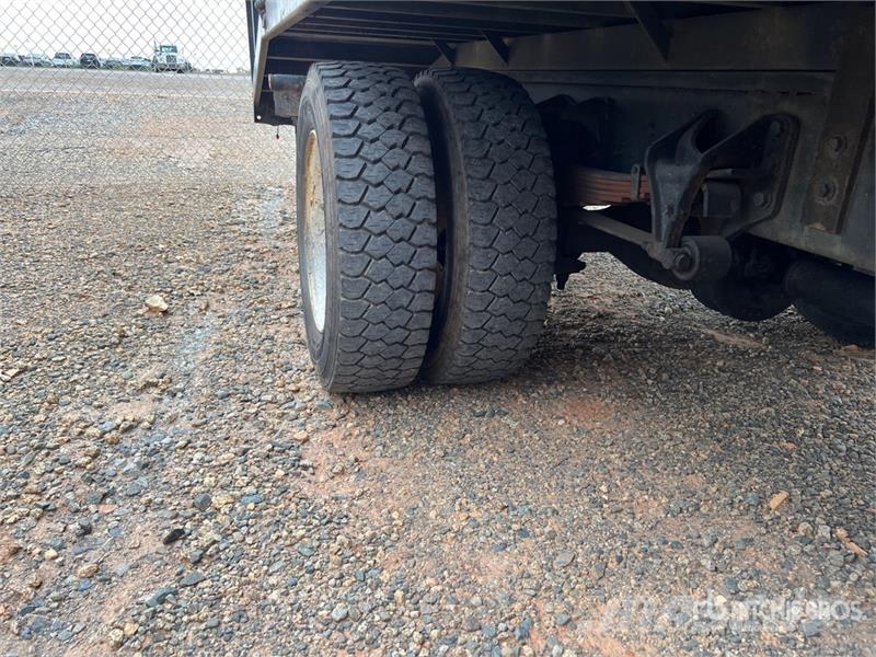International 4300 4x2 Crew Cab Flatbed Truck Tovornjaki s kesonom/platojem