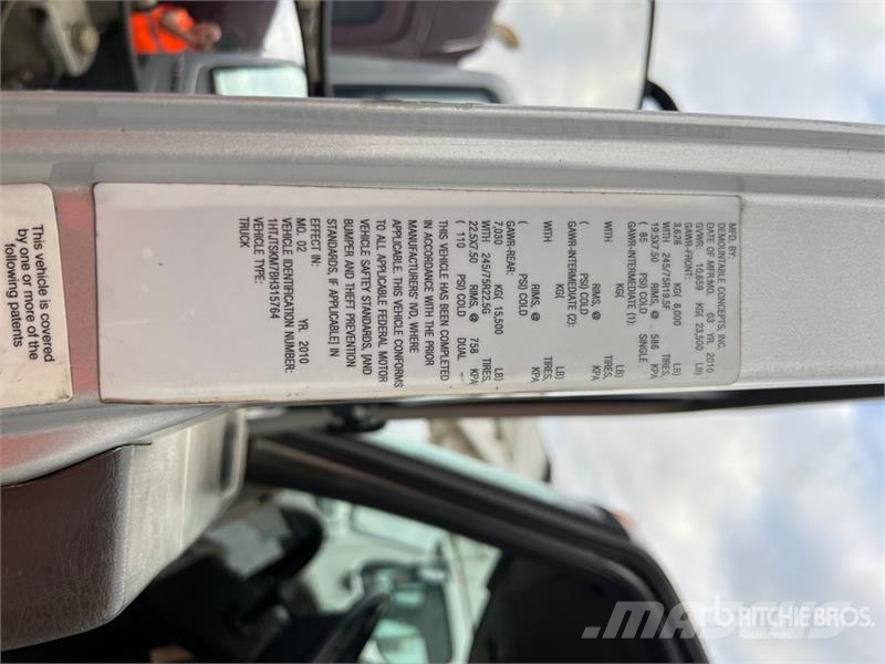 International 4300 4x2 Crew Cab Flatbed Truck Tovornjaki s kesonom/platojem