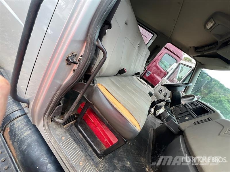 International 4300 4x2 Crew Cab Flatbed Truck Tovornjaki s kesonom/platojem