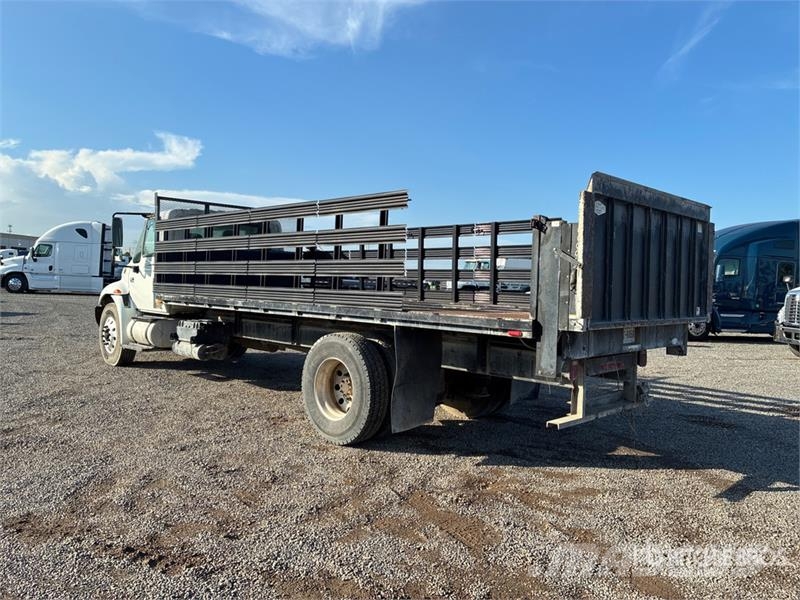 International 4300 4x2 Flatbed Truck Plošinové nákladné automobily/nákladné automobily so sklápacími bočnicami