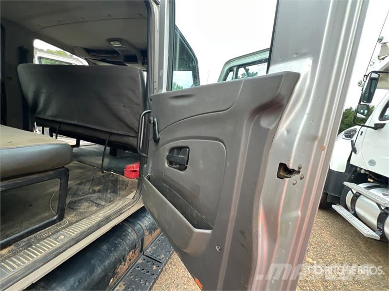 International 4300 4x2 Crew Cab Flatbed Truck Tovornjaki s kesonom/platojem