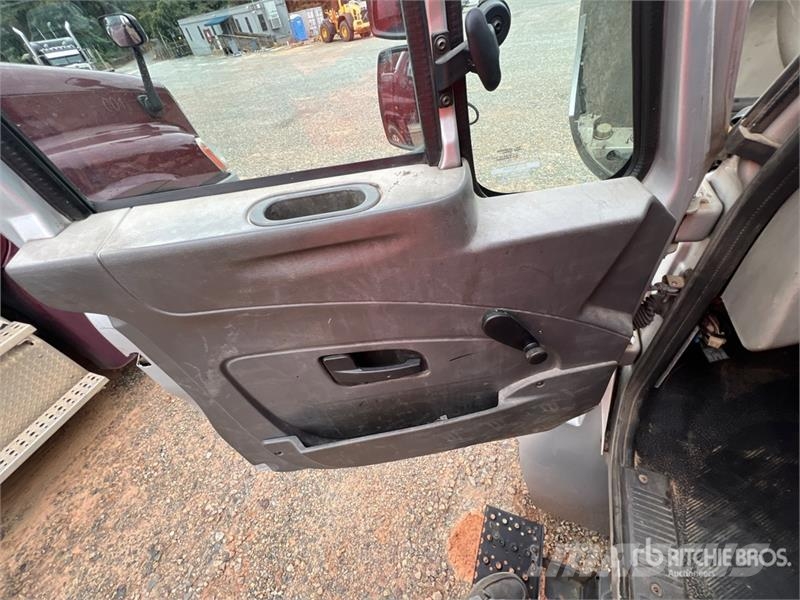 International 4300 4x2 Crew Cab Flatbed Truck Tovornjaki s kesonom/platojem