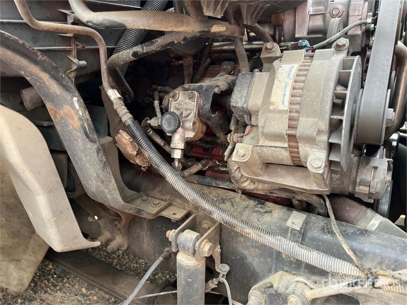 International 4300 4x2 Crew Cab Flatbed Truck Tovornjaki s kesonom/platojem