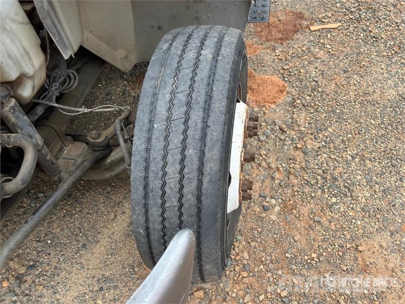 International 4300 4x2 Crew Cab Flatbed Truck Tovornjaki s kesonom/platojem