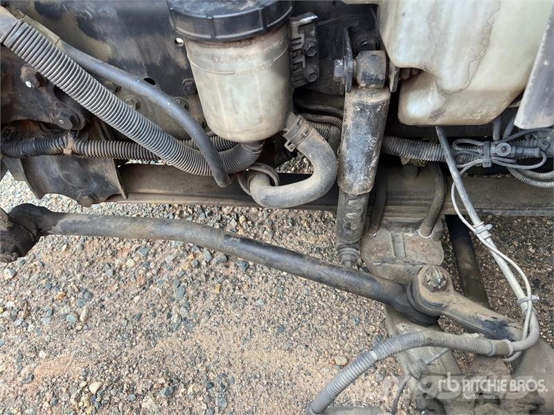 International 4300 4x2 Crew Cab Flatbed Truck Tovornjaki s kesonom/platojem