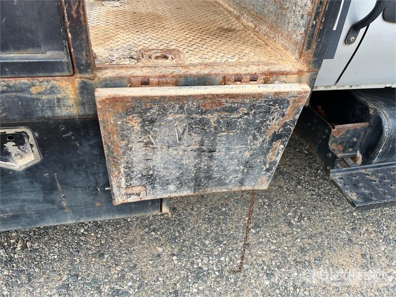 International 4300 4x2 Crew Cab Flatbed Truck Tovornjaki s kesonom/platojem