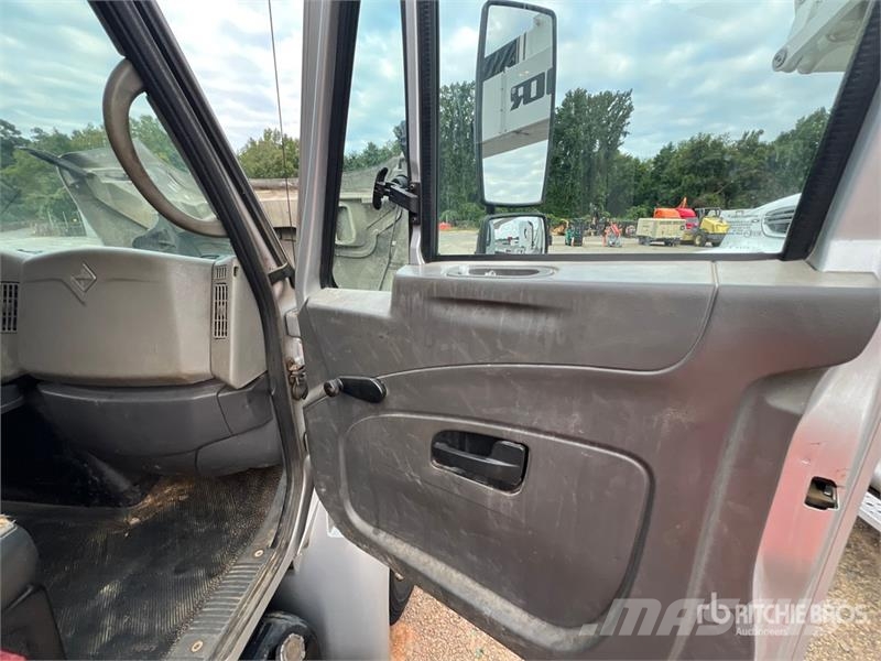 International 4300 4x2 Crew Cab Flatbed Truck Tovornjaki s kesonom/platojem