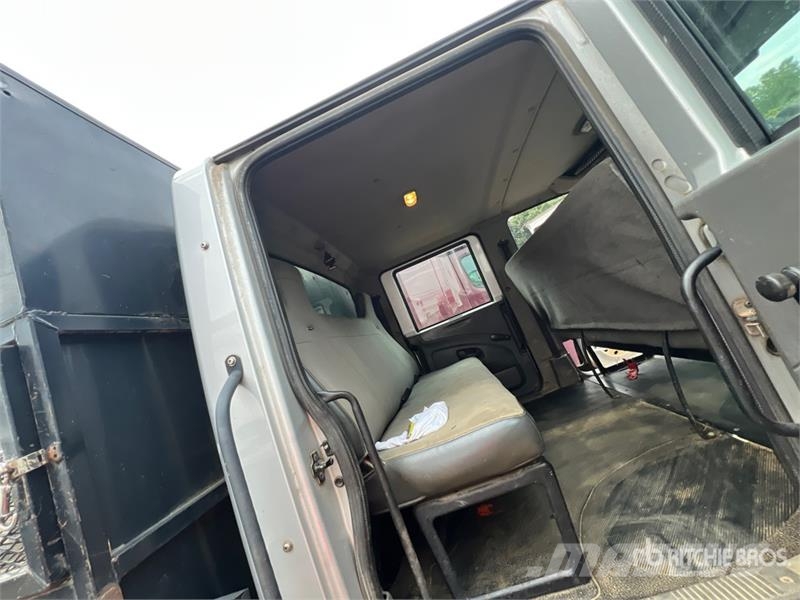 International 4300 4x2 Crew Cab Flatbed Truck Tovornjaki s kesonom/platojem