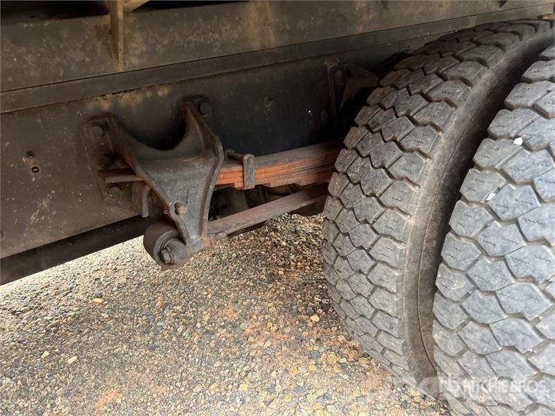 International 4300 4x2 Crew Cab Flatbed Truck Tovornjaki s kesonom/platojem