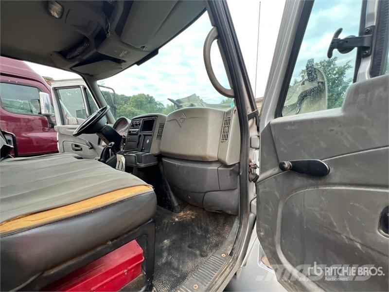 International 4300 4x2 Crew Cab Flatbed Truck Tovornjaki s kesonom/platojem