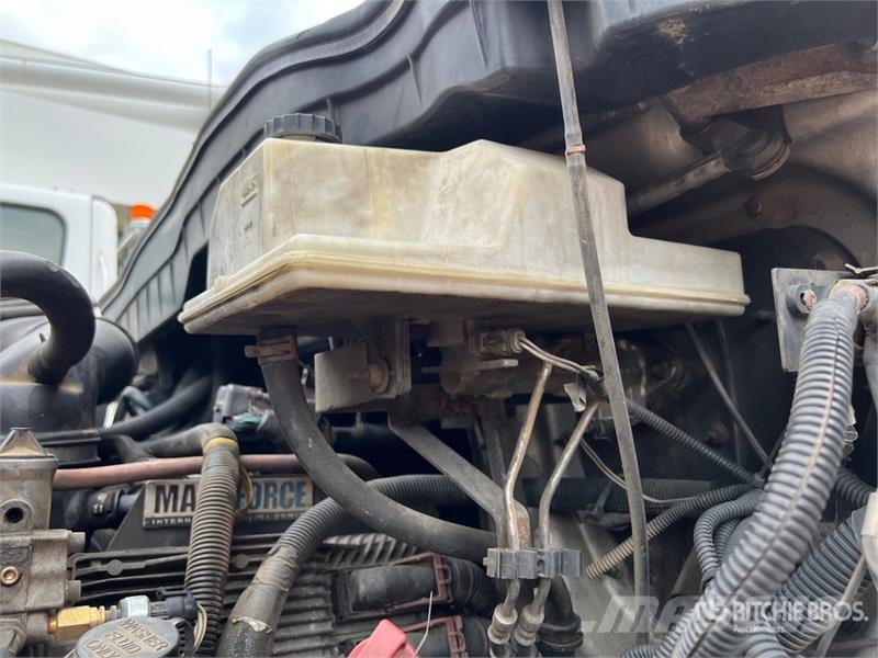 International 4300 4x2 Crew Cab Flatbed Truck Tovornjaki s kesonom/platojem
