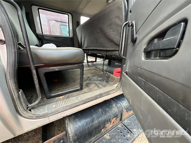 International 4300 4x2 Crew Cab Flatbed Truck Tovornjaki s kesonom/platojem