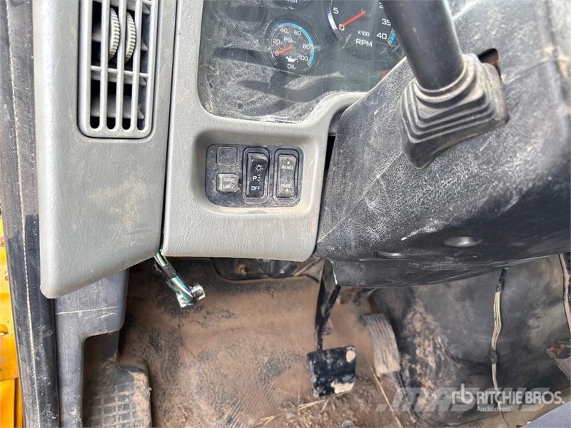 International 4300 SBA Auto-tanques