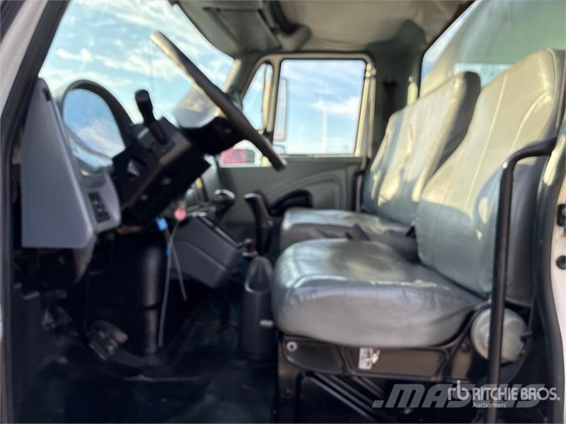 International 4300 SBA Tovornjaki za vodo