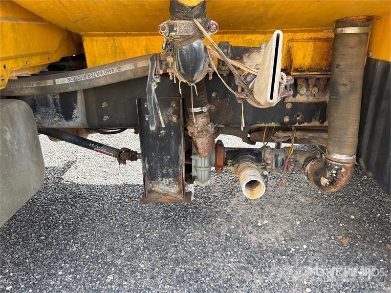 International 4300 SBA Auto-tanques