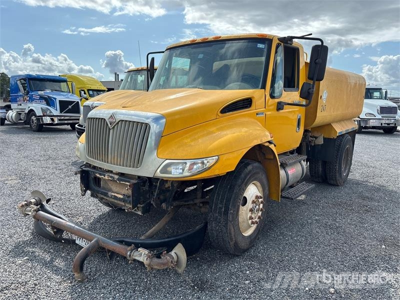 International 4300 SBA Auto-tanques