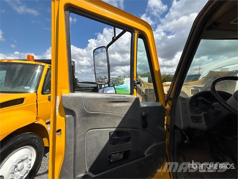 International 4300 SBA Auto-tanques