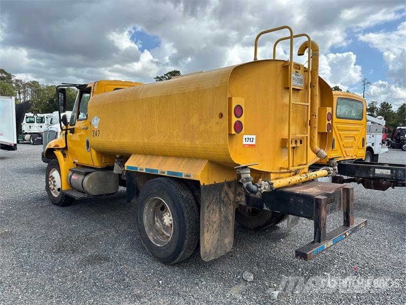 International 4300 SBA Auto-tanques