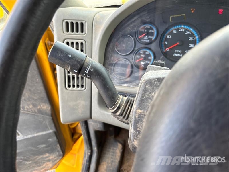 International 4300 SBA Auto-tanques