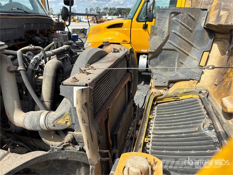 International 4300 SBA Auto-tanques