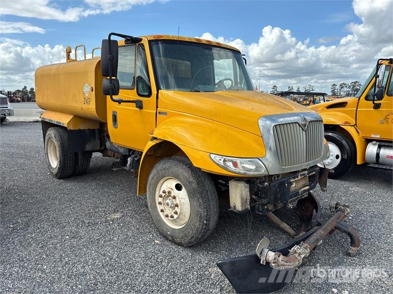 International 4300 SBA Auto-tanques