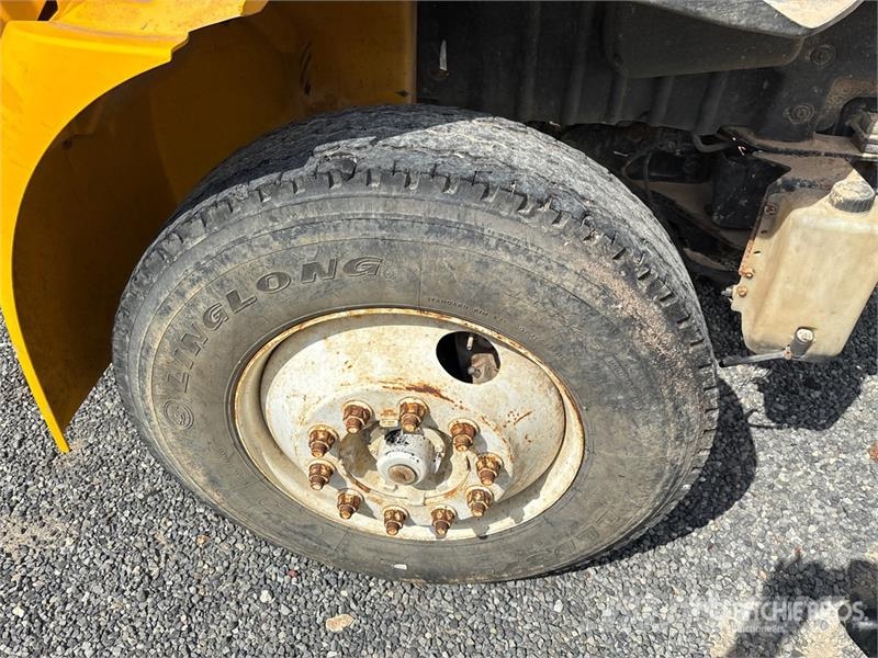 International 4300 SBA Auto-tanques