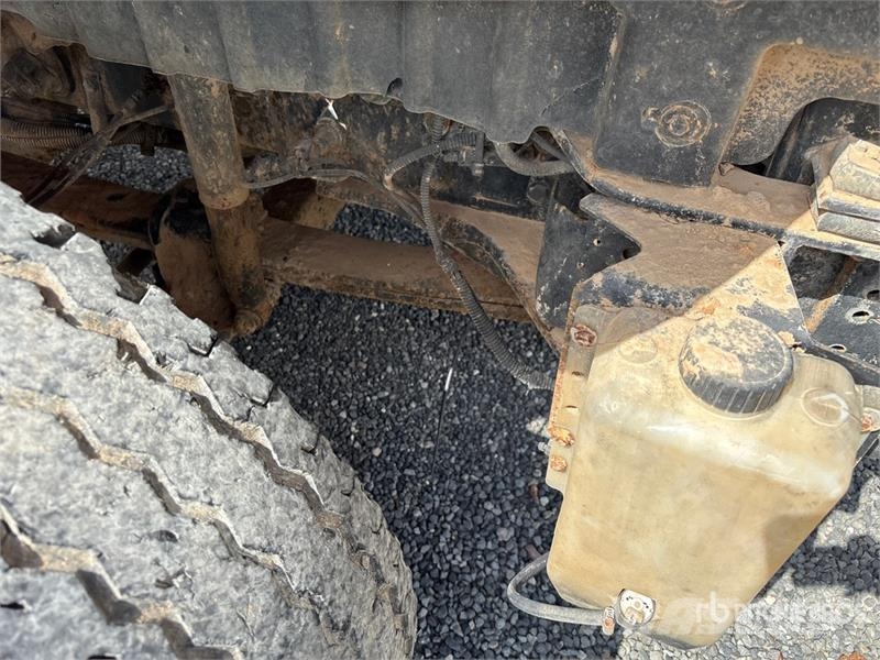 International 4300 SBA Auto-tanques