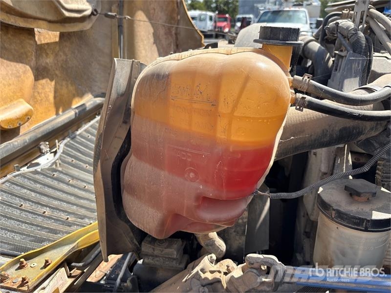 International 4300 SBA Auto-tanques