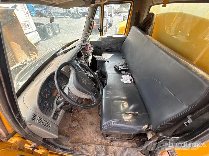 International 4300 SBA Auto-tanques