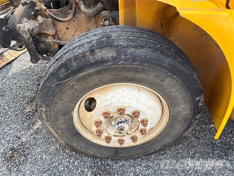 International 4300 SBA Auto-tanques