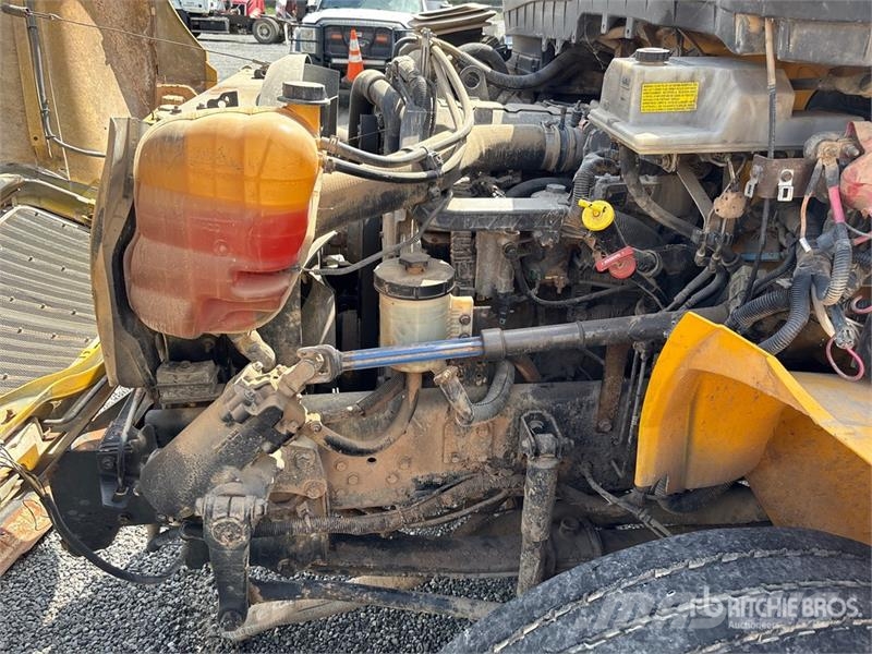 International 4300 SBA Auto-tanques