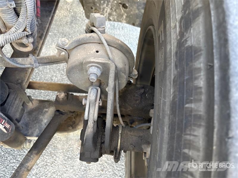 International 4400 Tovornjaki s kesonom/platojem