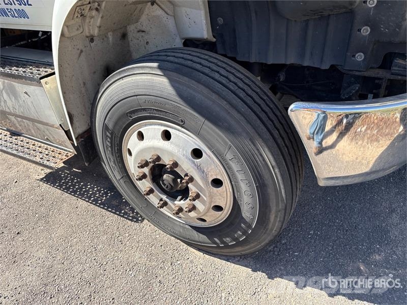 International 4400 Tovornjaki s kesonom/platojem