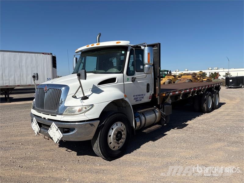 International 4400 Tovornjaki s kesonom/platojem