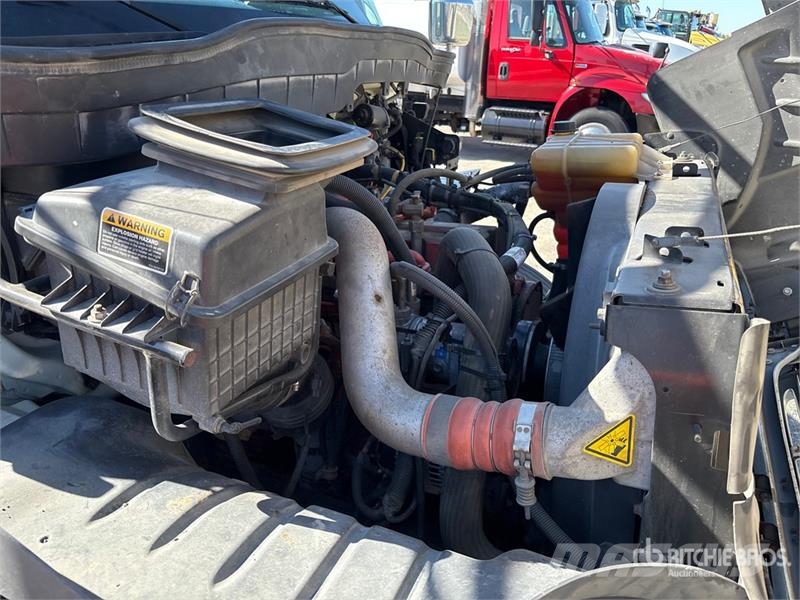 International 4400 Tovornjaki s kesonom/platojem