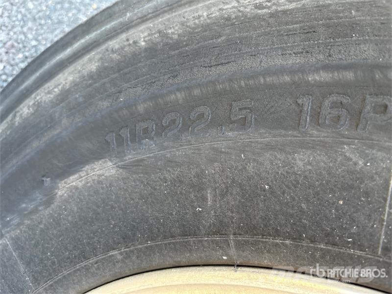 International 4400 Tovornjaki s kesonom/platojem