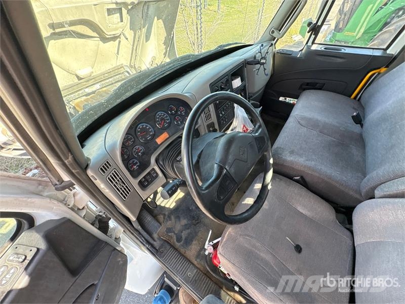 International 4400 Tovornjaki s kesonom/platojem