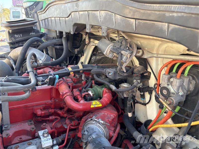 International 4400 Tovornjaki s kesonom/platojem