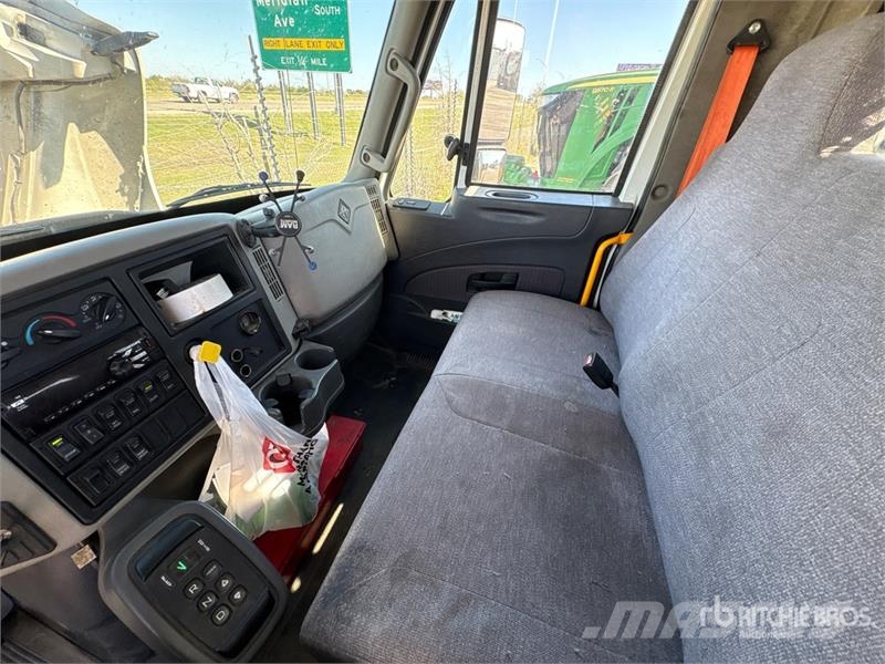 International 4400 Tovornjaki s kesonom/platojem